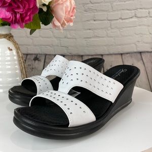 SKECHERS MEMORY FOAM White & Silver Slip On Comfy Sandals